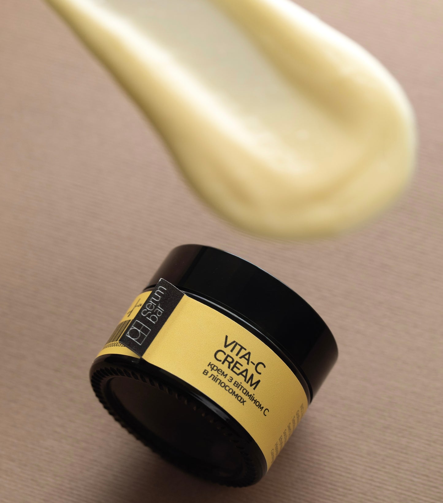 Крем з вітаміном С, пептидом Matrixyl, екстрактами черимої та комбучі